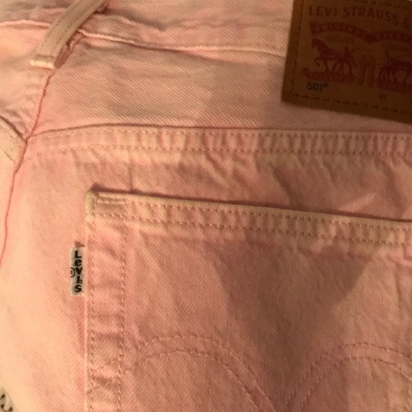 Levis size 29 cut off shorts in carnation pink - Picture 2 of 5